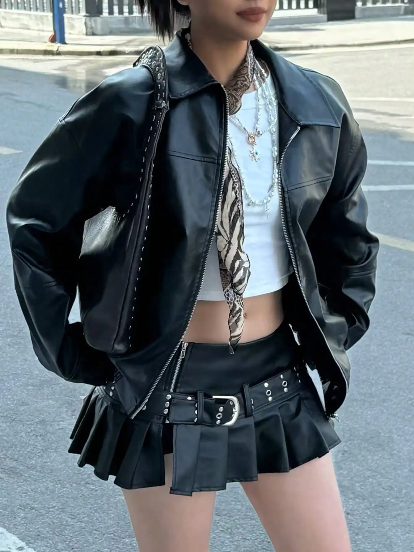 

Черная женская куртка-косуха из искусственной кожи в стиле панк с заклепками и молниями, повседневная уличная одежда для осени/зимы