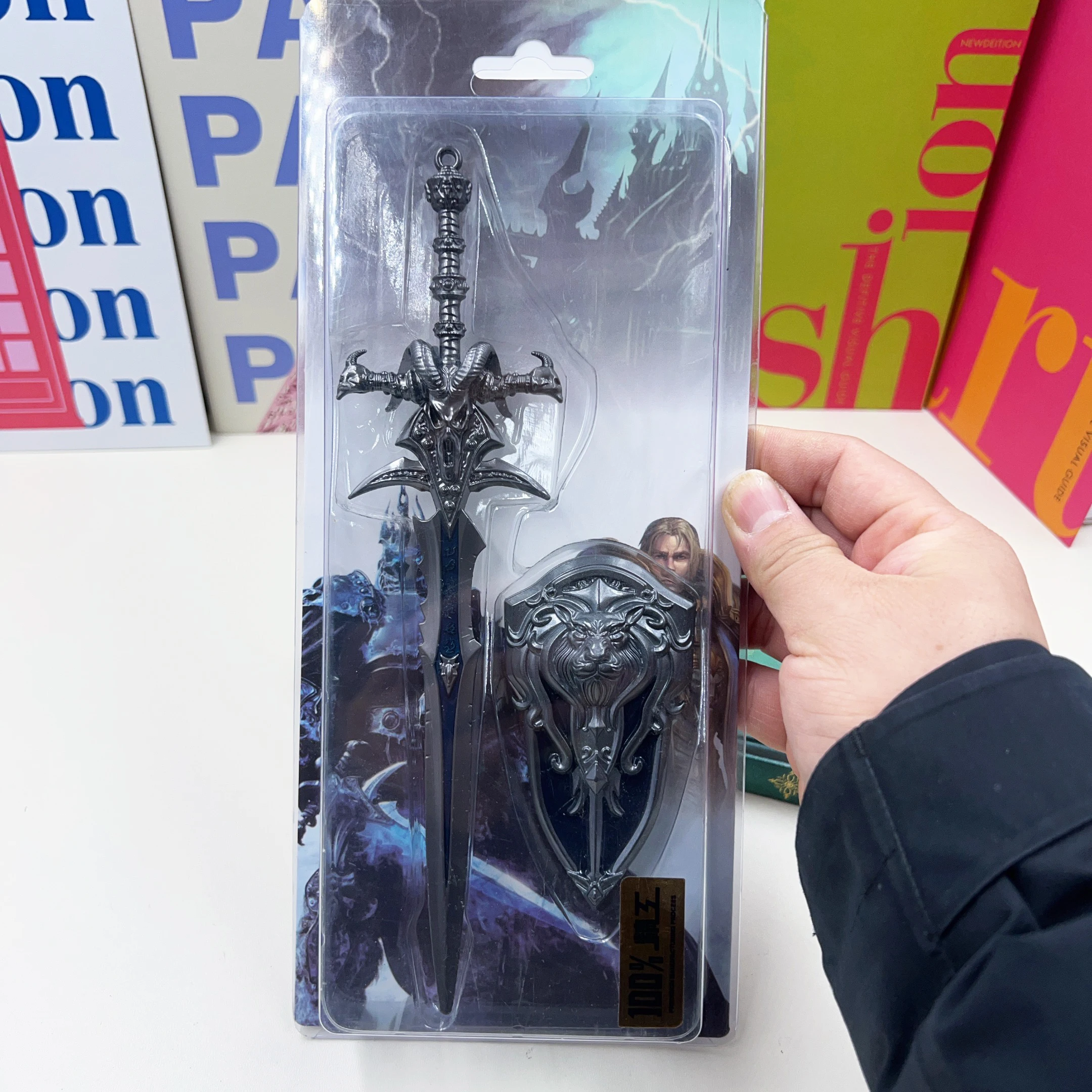 LLavero de hacha Shadowmourne de 22cm, espada de Frostmourne Arthas con llavero de escudo para hombres, llavero de periféricos de juego WOW, llaveros