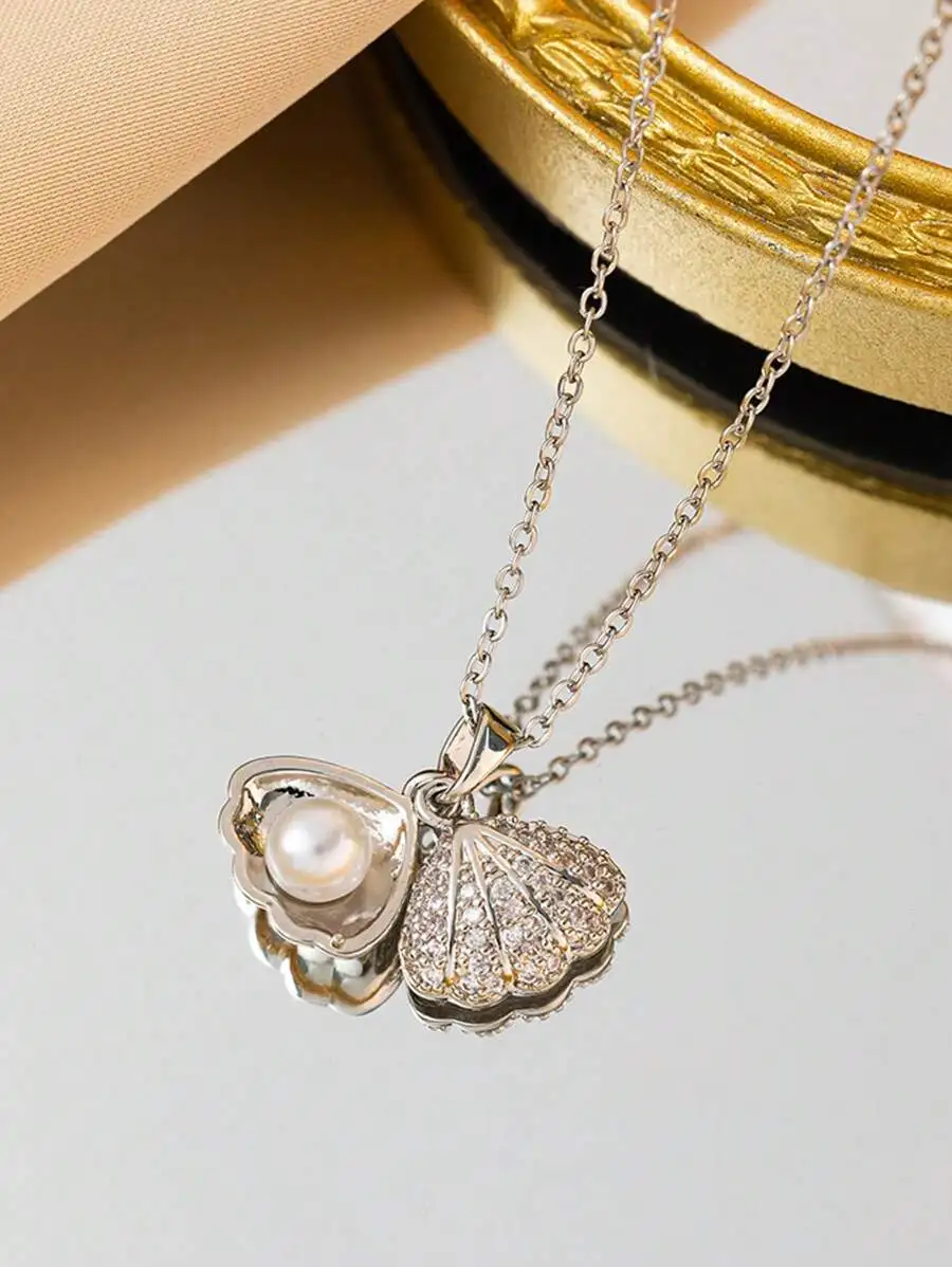 

Ожерелье с подвеской в виде ракушки золотистого цвета, украшенное кубическим цирконием и жемчугом