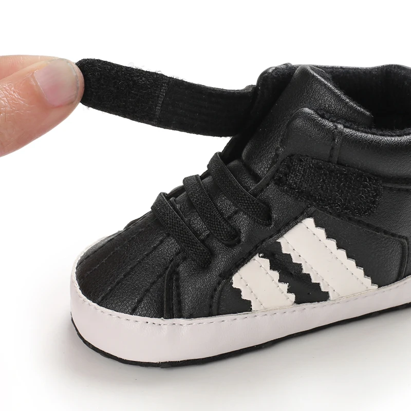 Erste Sportschuhe mit Streifenmuster aus PU-Material für Jungen und Mädchen, geeignet für Babys im Alter von 0 bis 18 Monaten, mit weicher Sohle, bequem und leicht. – Detail 5