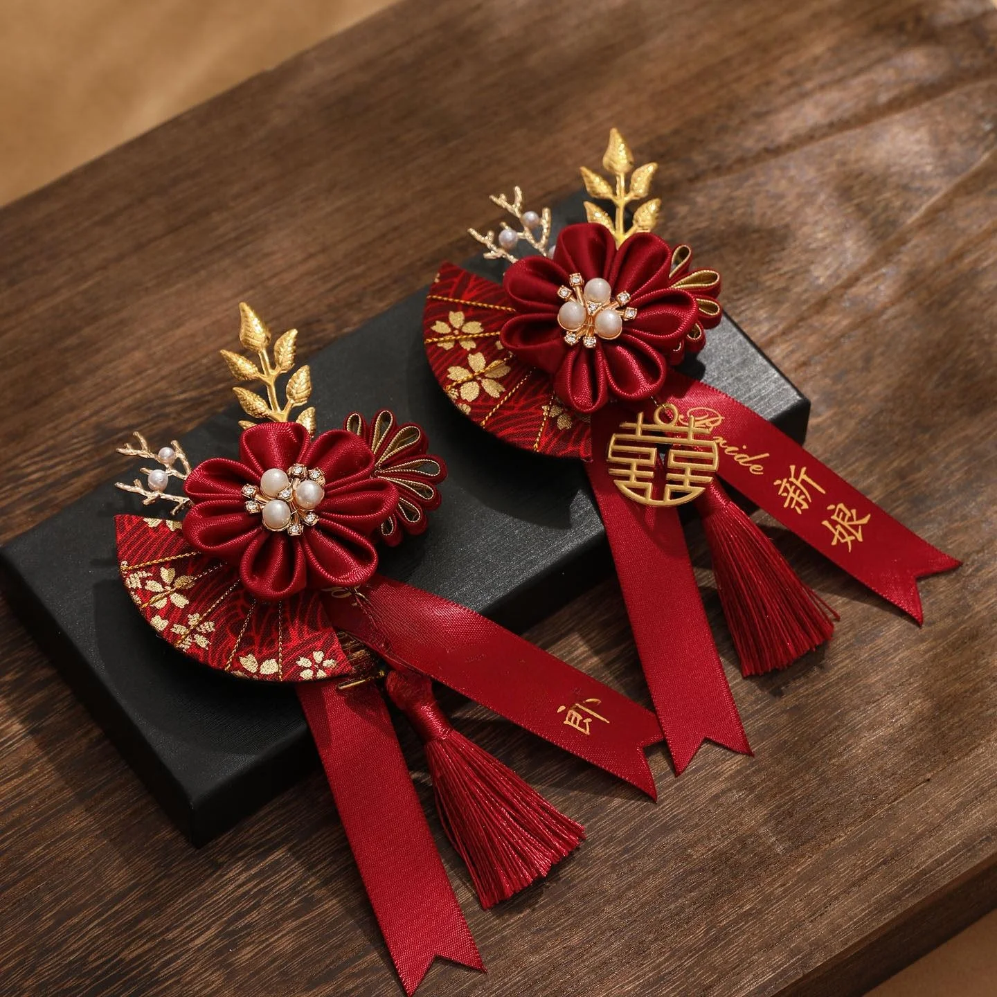 conjunto-de-boutonnieres-de-casamento-para-noiva-noivo-padrinhos-e-pais-–-artigos-de-celebracao-de-casamento-de-estilo-chines-com-toque-de-luxo