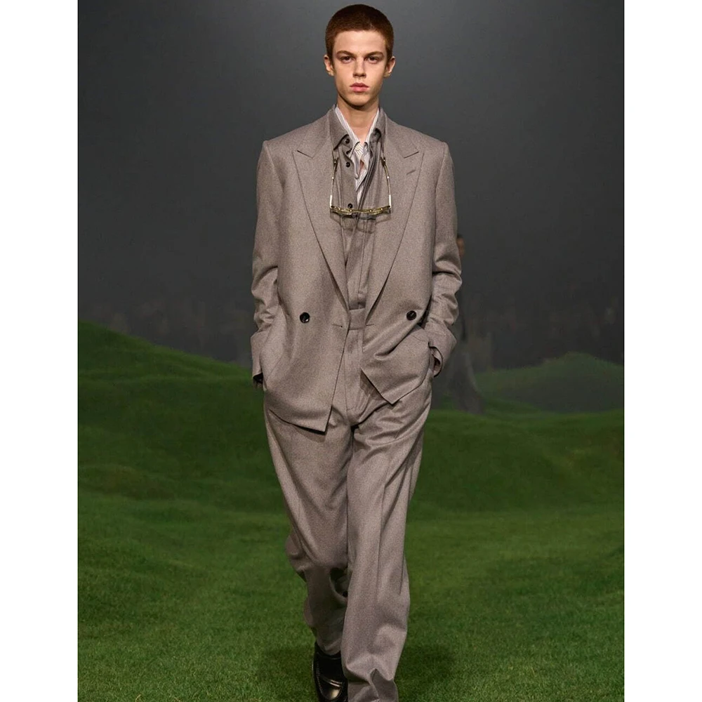 

Мужской костюм-двойка: пиджак светло-серого цвета и брюки с широкими штанинами, двубортный, с острыми лацканами, для офиса и вечеринок