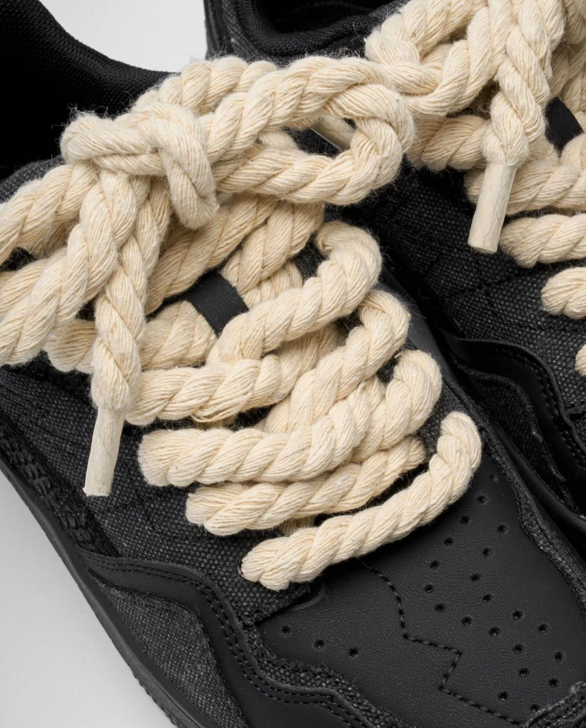 Ein Paar trendige, schwarze Herrenschuhe, vielseitige Sportschuhe für alle Jahreszeiten, die sowohl für sportliche als auch für Freizeitaktivitäten geeignet sind, sowie Schuhe mit erhöhter Sohle. – Detail 8