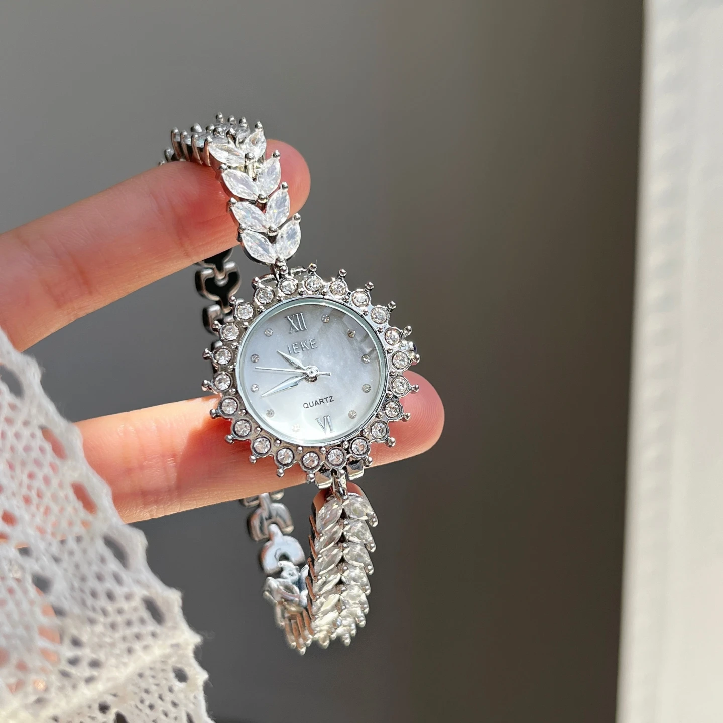 Reloj versátil de feminidad con diamantes redondos exquisitos tipo cadena nuevo de lujo