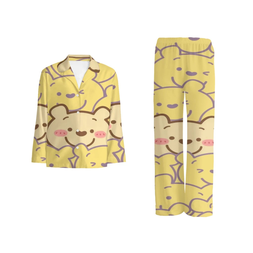 Il pigiama Disney Winnie The Pooh caratterizzato da un comodo top con bottoni e pantaloni elastici e preferiti femminili sia per uomo che per donna