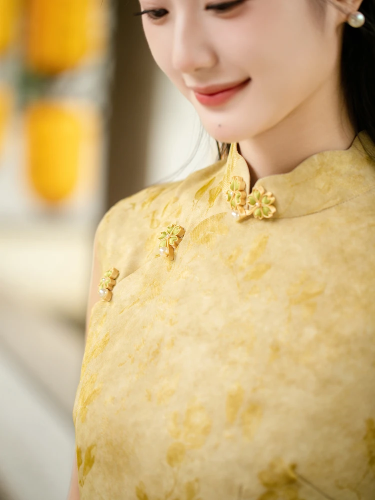 

Yellow Retro Chinese Sle Qipao Young Revised Version Daily Wear Ele Long Gown High Slit No Sve Floral Pattern