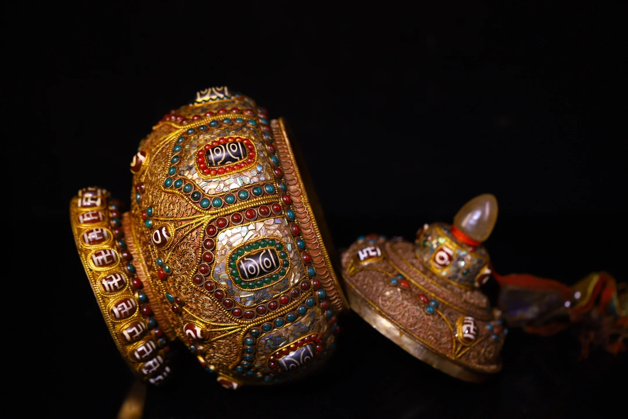 

9"Old Xizang Folk Collection Old Tibetan Silver Gilded Filigree Mosaic Gem gZi Beads Shell Buddha jar Treasure jar Worship Hall