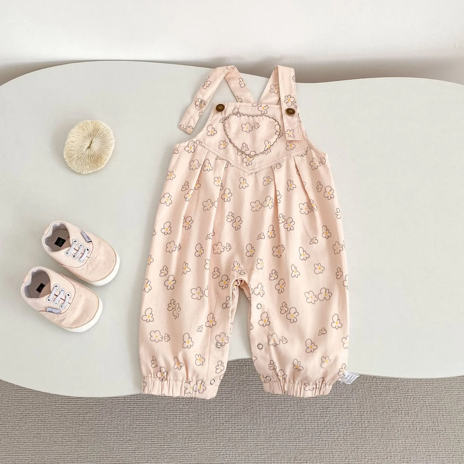 

New autumn baby clothing for 2-4 years old, featuring flower printed overalls， pants for baby girls, cute jumpsuit