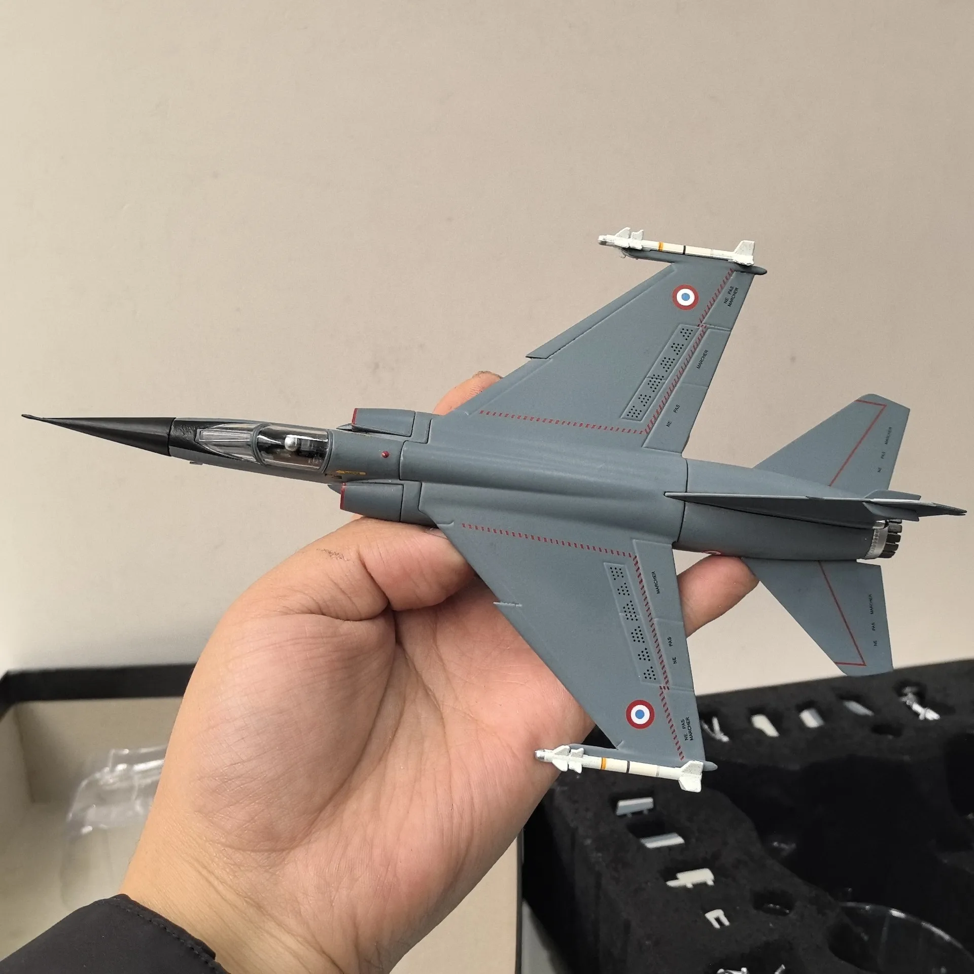

Diecast IXO 1/72 Scale Dassault MIRAGE F1 C Alloy Car Model Collectible Toy Gift Souvenir Display Ornament