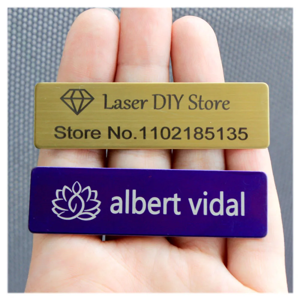 7x2CM kazınmış Logo adı plaka özelleştirmek rozetleri kişiselleştirilmiş kimlik broş Pin mıknatıs çift taraflı bant kimlik adı etiketi