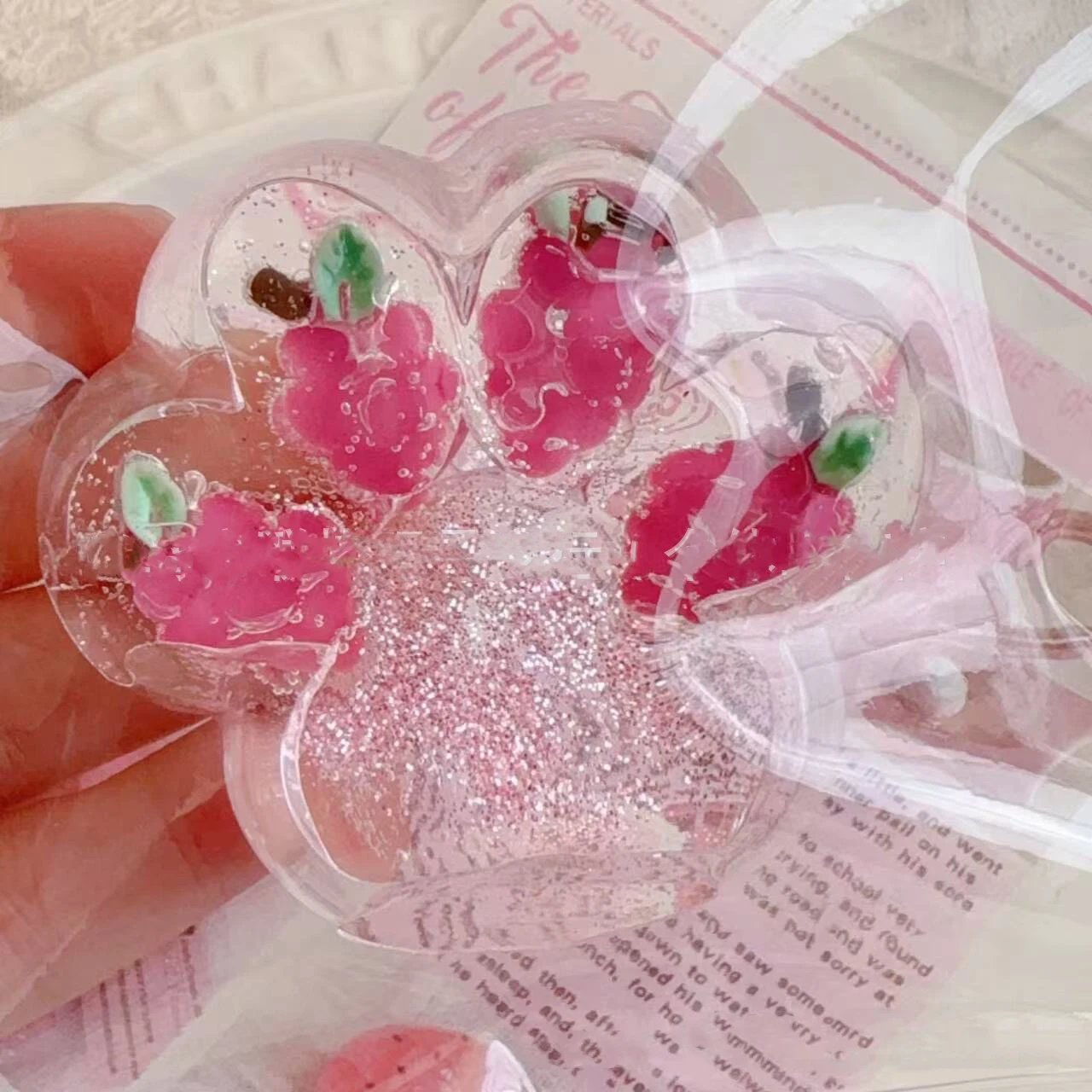 ของเล่นบีบคลายเครียดรูปอุ้งเท้าแมว ผลไม้คุณภาพสูง รูปสตรอว์เบอร์รีและองุ่น บีบแล้วคืนรูปช้าๆ นุ่มมือ ช่วยผ่อนคลายความเครียด