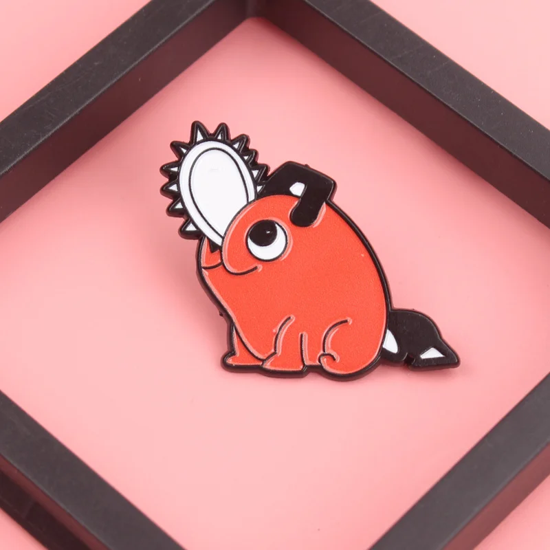Pin Cutie de motosserra - Critter de laranja ardente com coroa de serra de desenho animado e cauda brincalhona [joias de monstro peculiar]