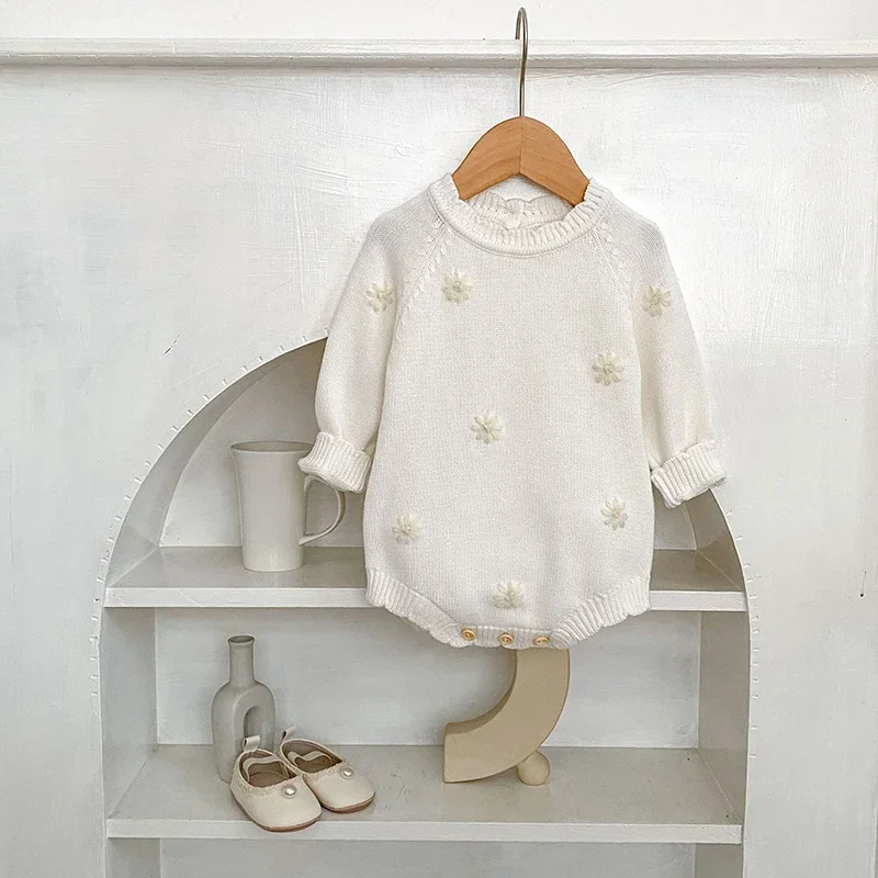 

Новый вязаный комбинезон для маленьких девочек, весеннее вязаное боди для девочек, одежда с рюшами и цветочным принтом на крючках, одежда с длинными рукавами, осенний комбинезон для малышей