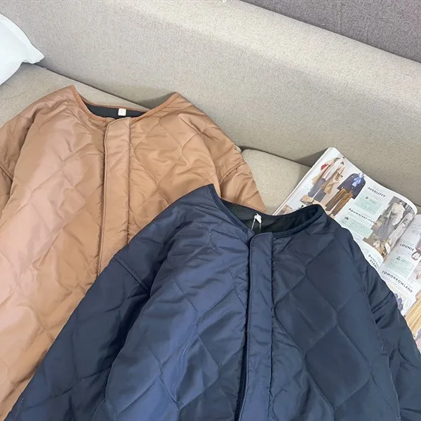 

Легкая стеганая хлопковая куртка с круглым вырезом, утепленная хлопком, теплая и комфортная, на молнии, удлиненная.