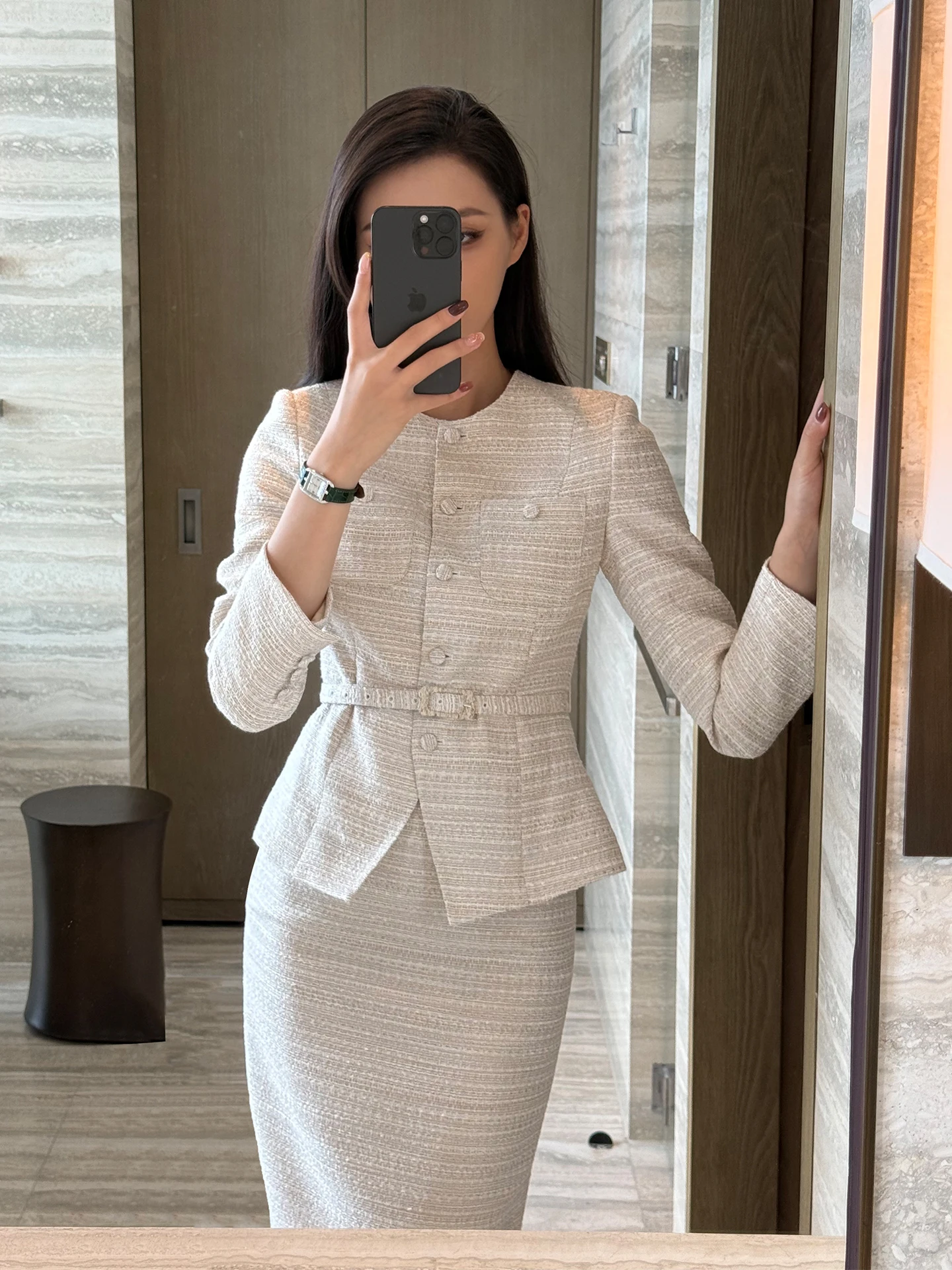 

Костюм-двойка Ele: светло-бежевый, деловой, женский, с юбкой, профессиональный стиль, длинный рукав, круглый вырез, полиэстер