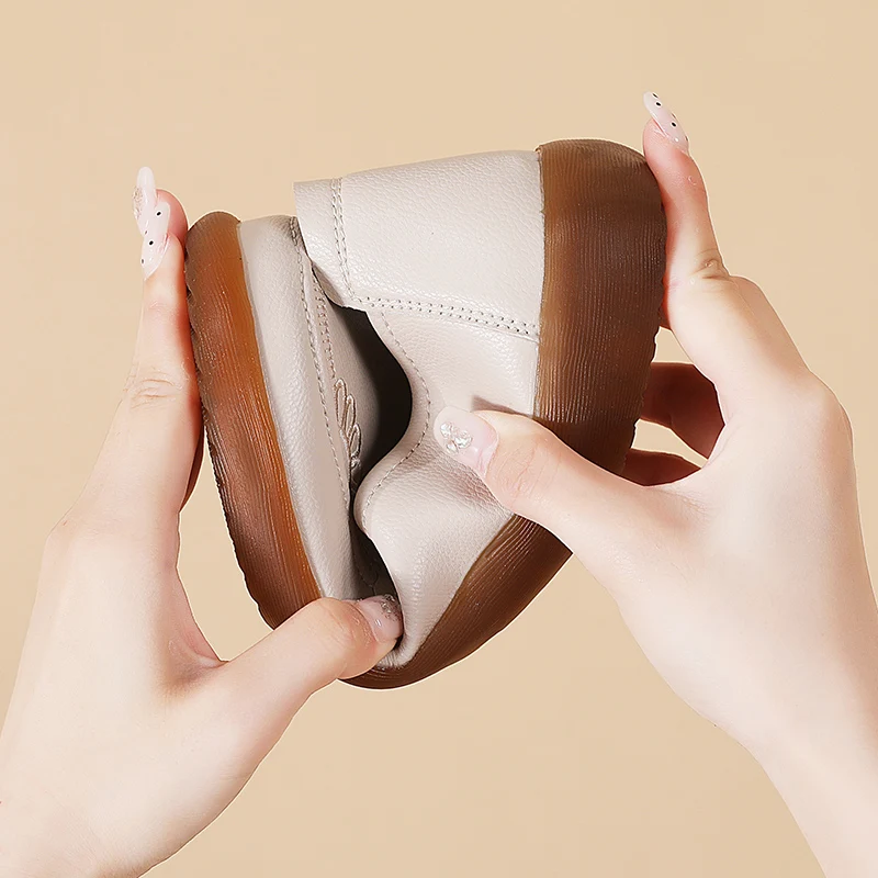 レディースカジュアル大きいサイズ春夏通気性ローファー、ウォーキングレザーシューズ、ファッショナブルなフラットワークシューズ