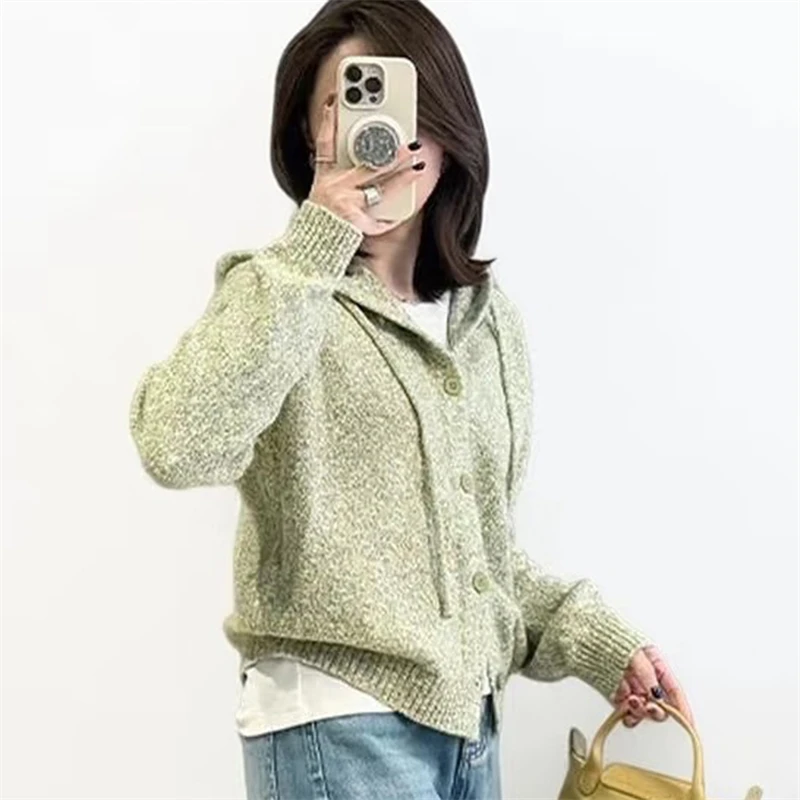 Strickjacke aus 100 % Wolle, Damen-Kapuzenpullover, modische, kurz geschnittene, gestrickte europäische und amerikanische Trend-Damenjacke mit langen Ärmeln