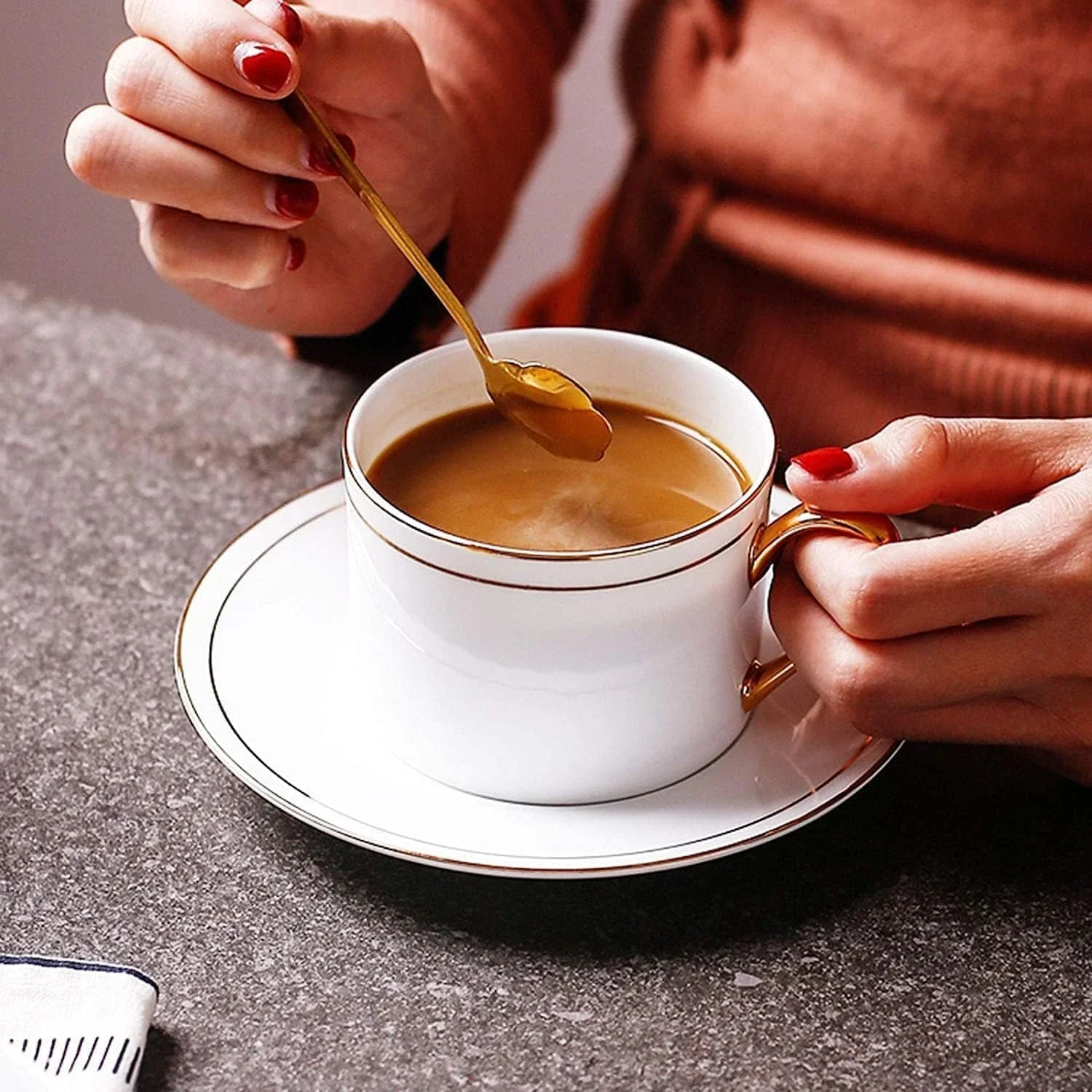 Conjunto de xícaras de chá e café de cerâmica branca requintada e bonita – Caneca de café elegante de 8,5 onças e xícara de chá com linha dourada ornamentada de