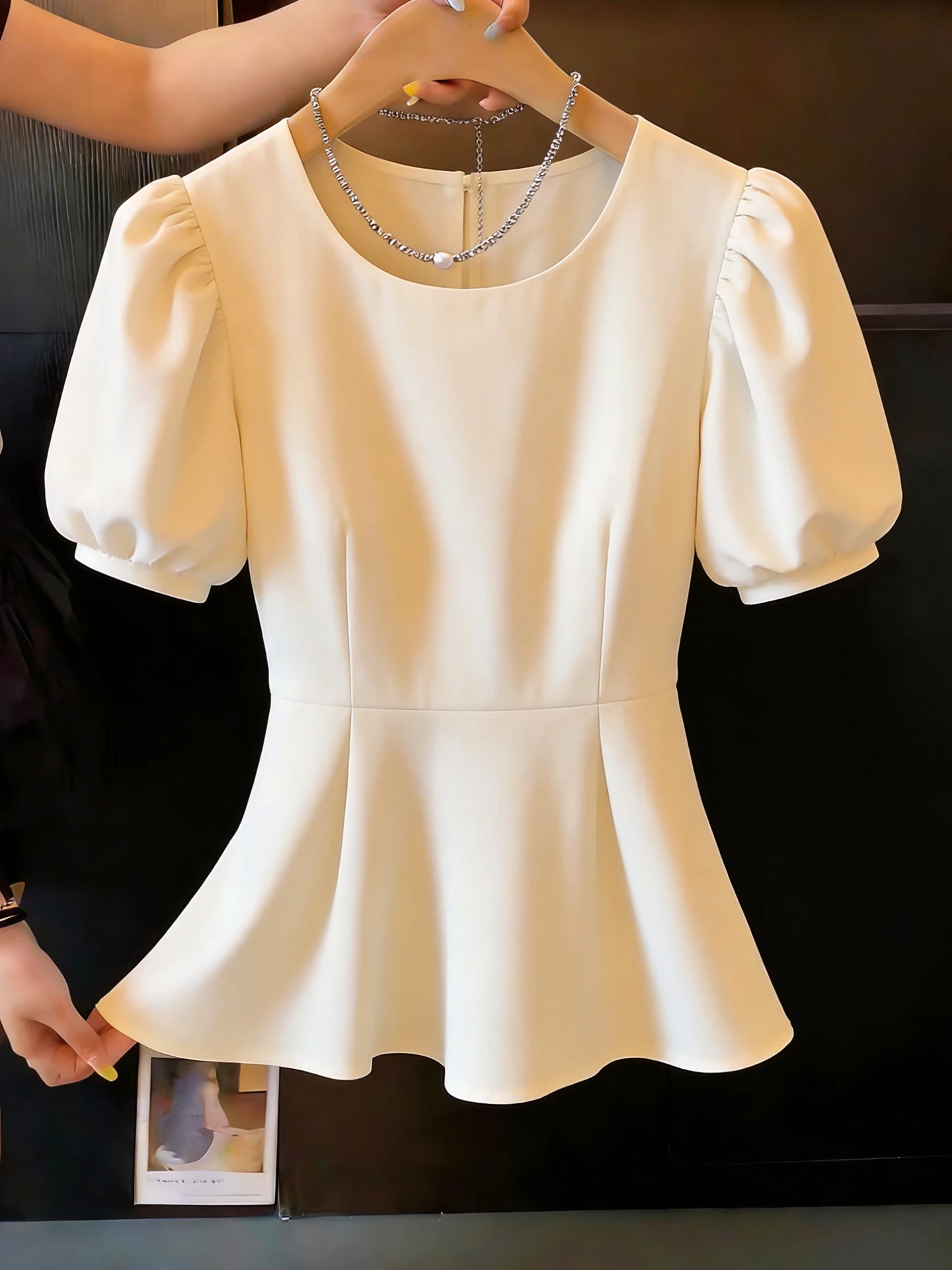 Elegant Bubble Sleeve Short Sleeve Shirt Women's round Neck Slimming Waist Design Summer New Style Chinese Fashion Top