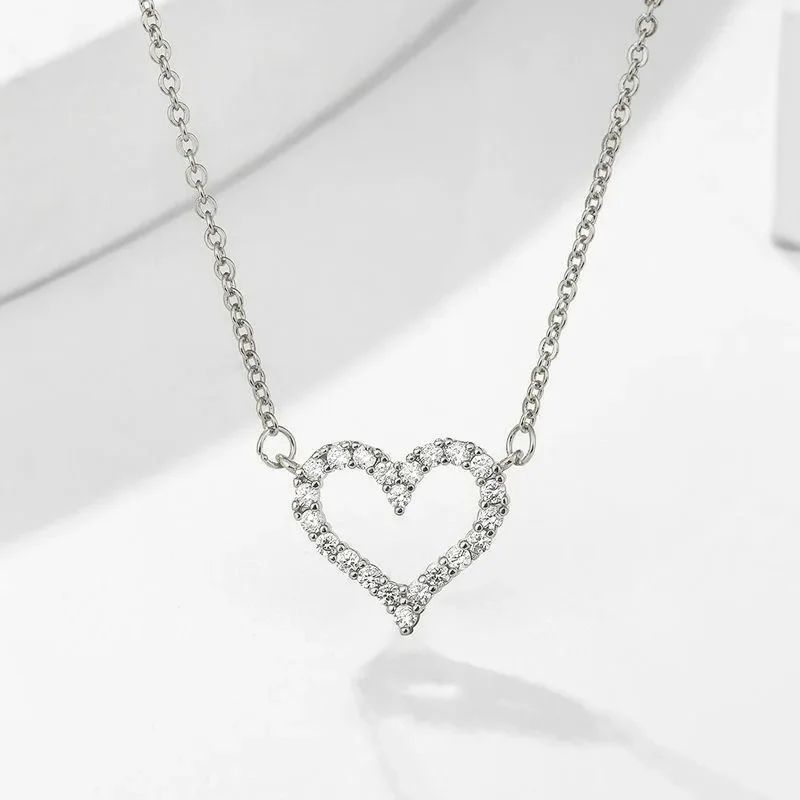 

This lady's necklace will not fade. Summer accessories are simple, versatile and super fashionable clothing necklaces