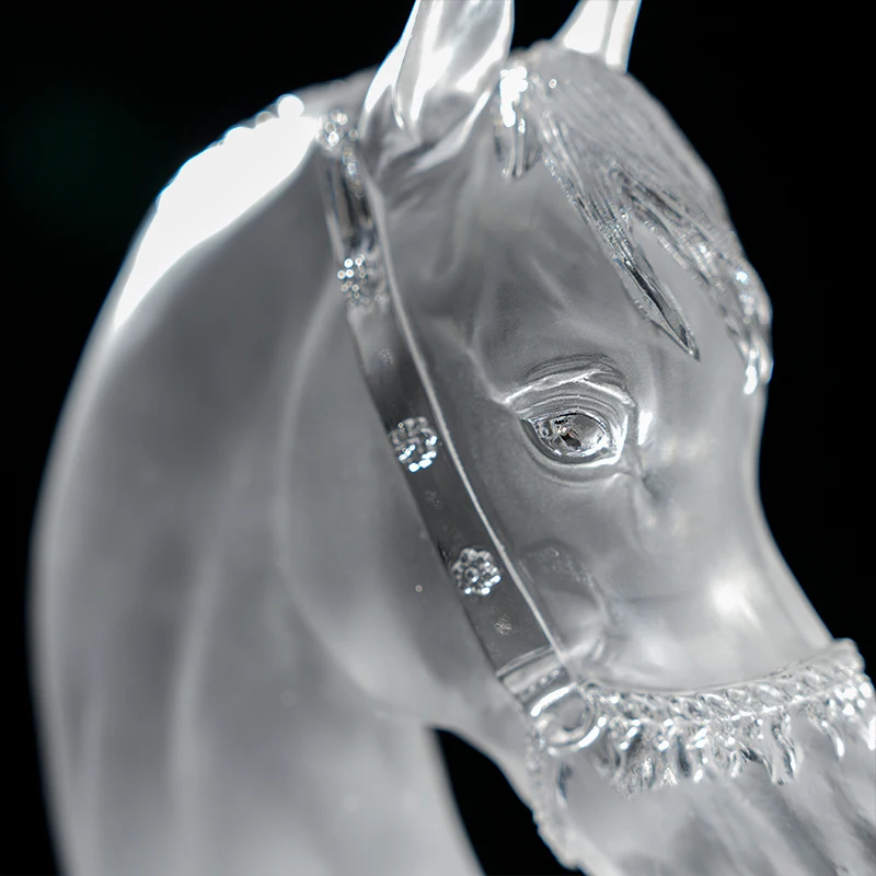 زخرفة زخرفية على سطح الطاولة تمثال رأس الحصان الكريستالي زخرفة كريستال.