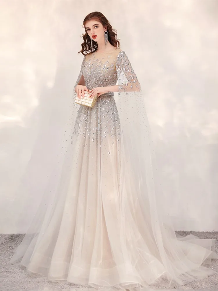 เจ้าหน้าที่จัดเลี้ยงสวมชุดเดรสยาวหรูหราทันสมัยไม่มีตัวตนและชวนฝัน