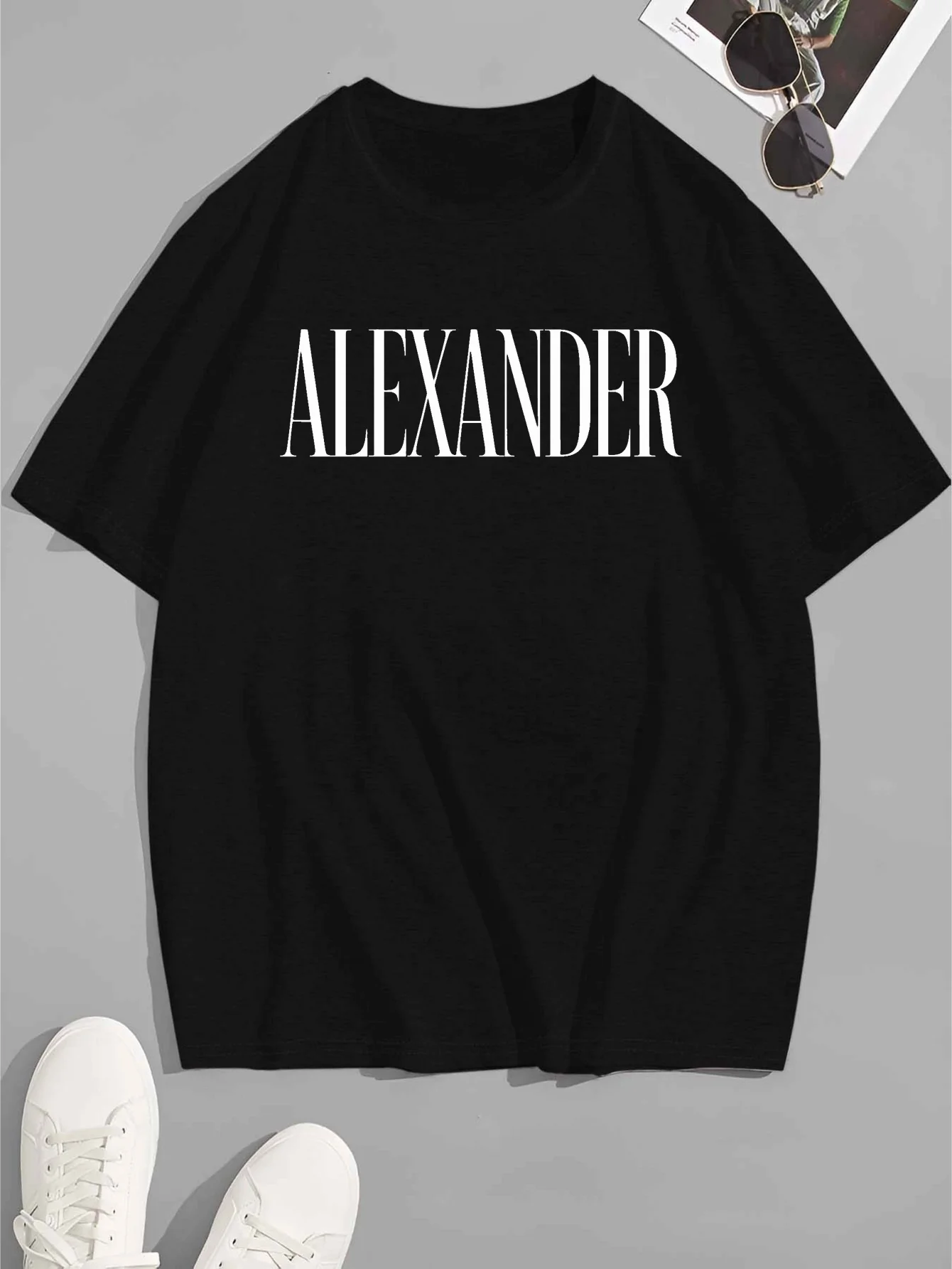 T-shirt décontracté à manches courtes pour hommes grandes tailles, avec un imprimé graphique audacieux en police serif du nom Alexander, parfait pour toutes les occasions.