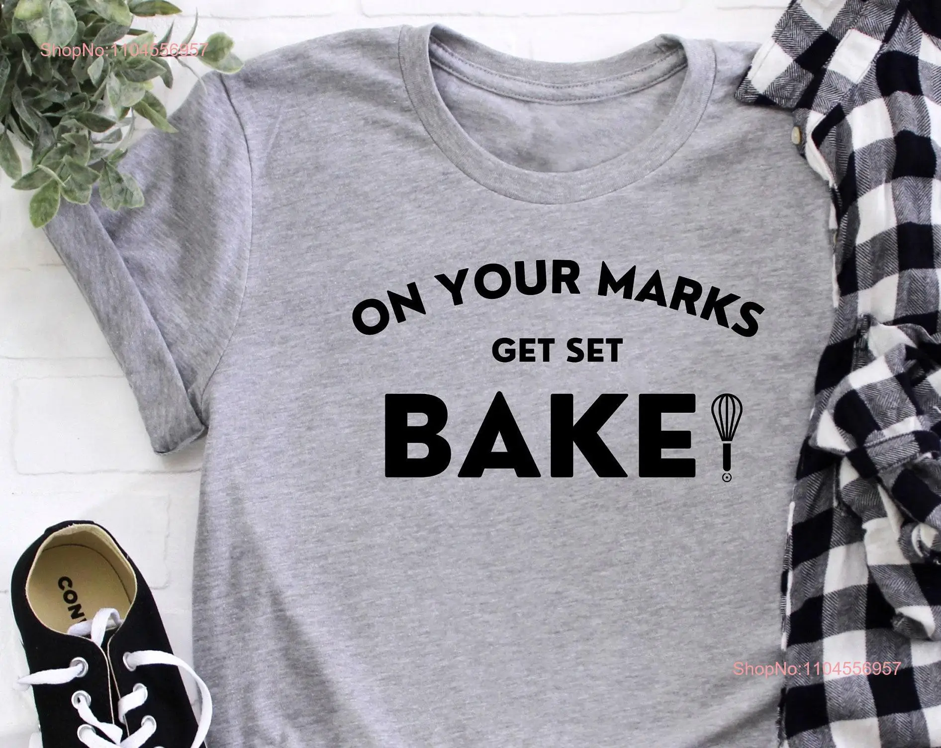 على علاماتك، احصل على تي شيرت خبز مستوحى من بيكر بريطاني للخبز يظهر الطعام اللطيف بأكمام طويلة أو قصيرة #1