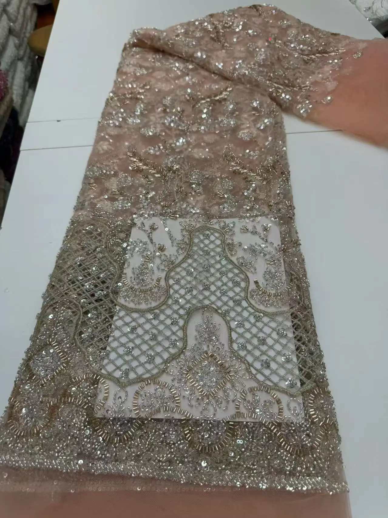 

Элитная африканская ткань из французского тюля с бисером, пайетками и жемчугом, высококачественный нигерийский дизайн для пошива праздничных платьев 2026