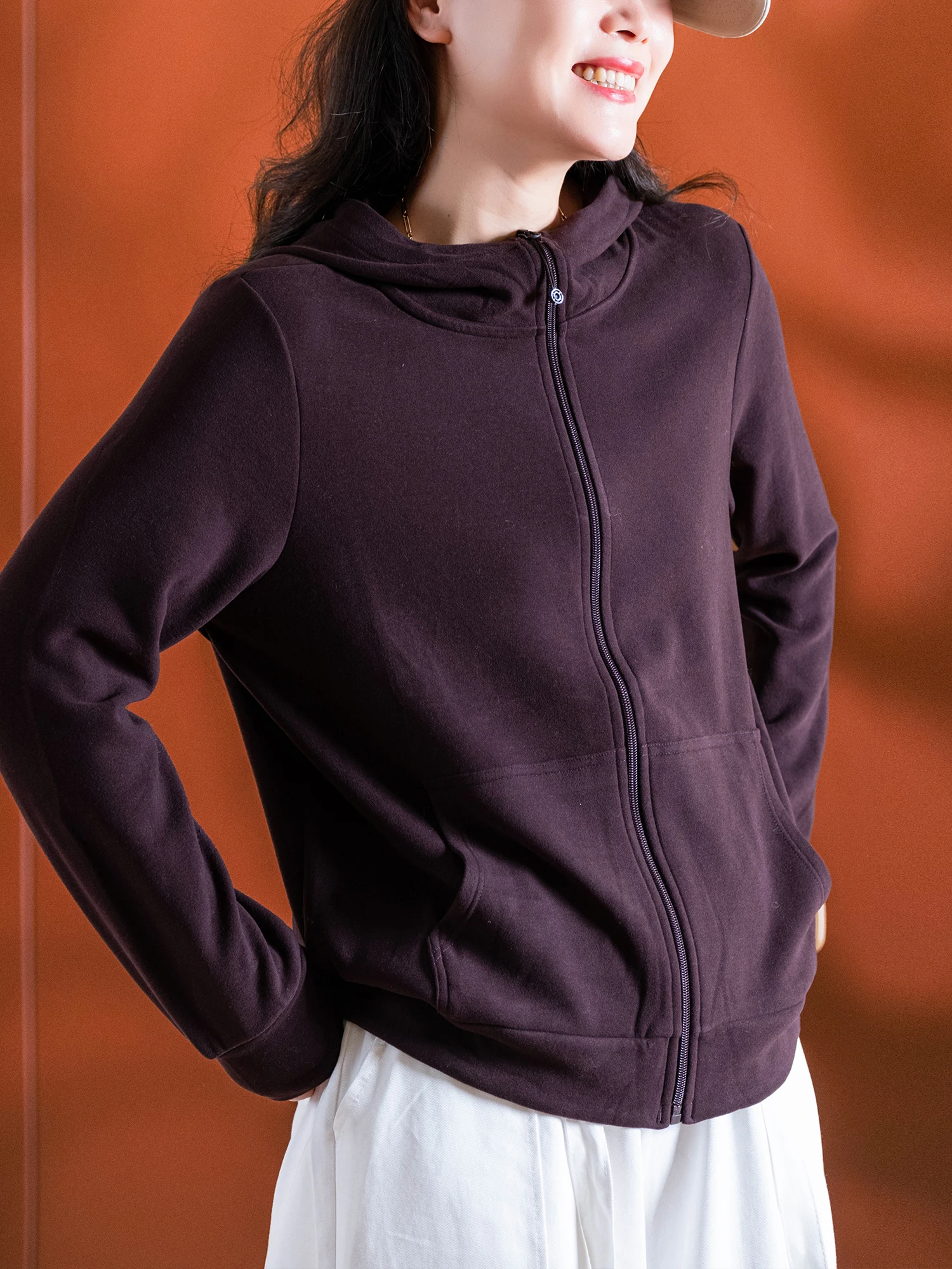 

Удобная женская куртка свободного кроя на молнии с флисовой подкладкой и уютным внутренним слоем, модная повседневная модель большого размера