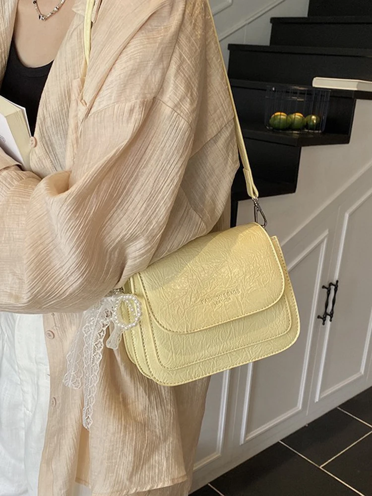 

Новые модные женские маленькие квадратные сумки 2026 года в корейском стиле с жемчугом и бантом, на одно плечо, изысканные однотонные сумки-мессенджеры из искусственной кожи