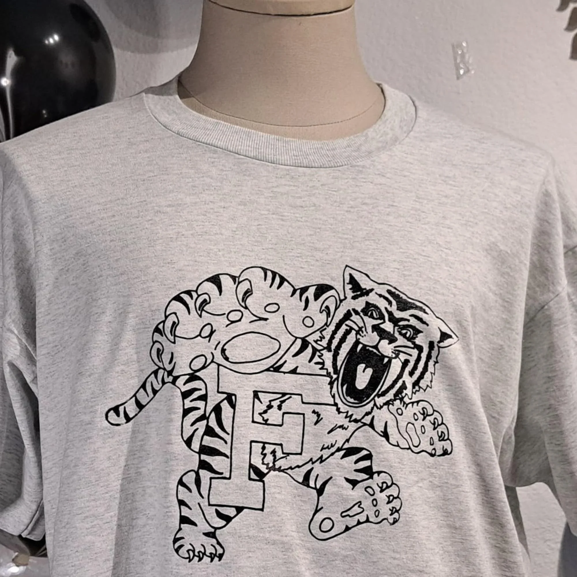 تيشيرت كلاسيكي 90s F Tiger رمادي مقاس XL