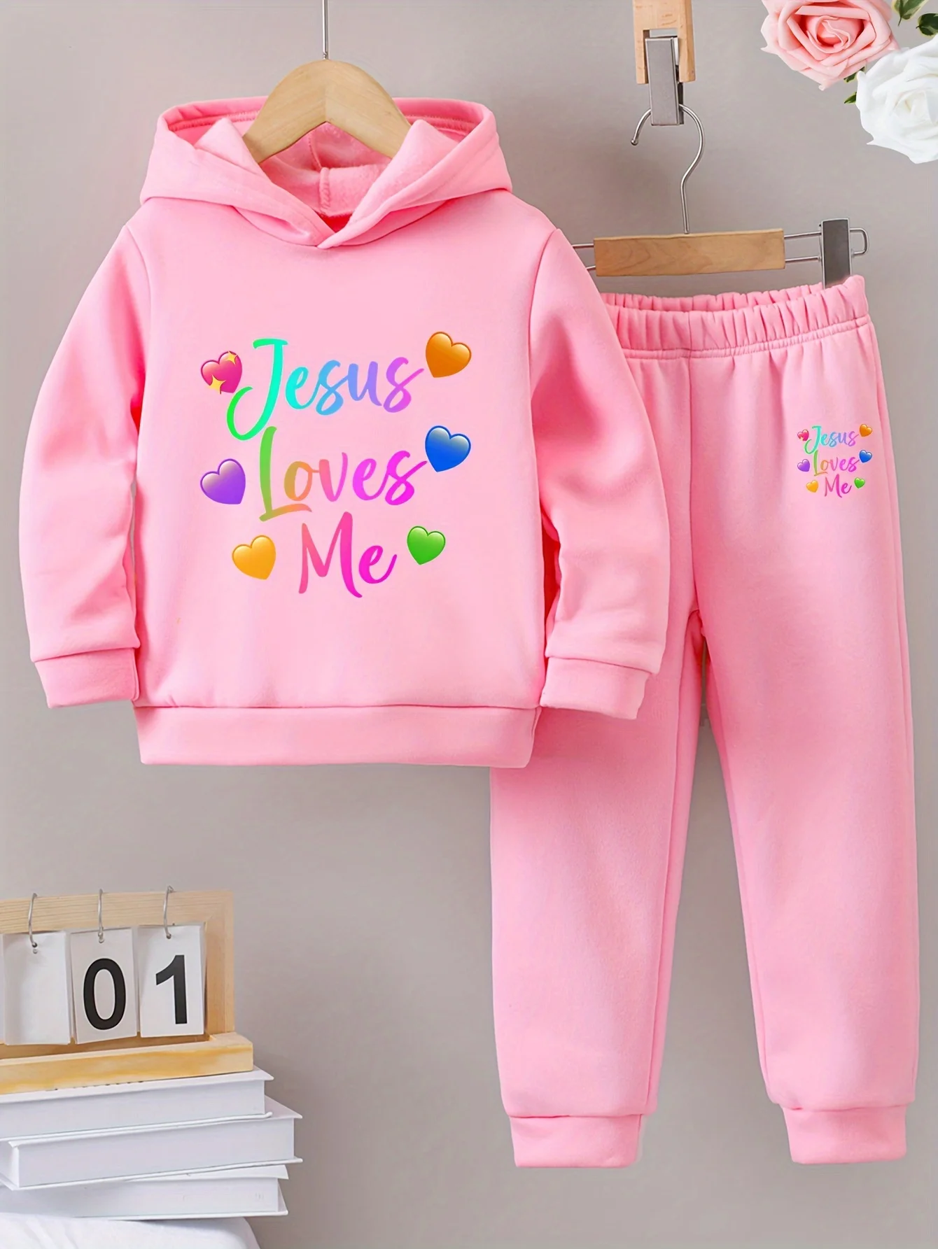 الفتيات عارضة مبطنة بالصوف هوديي والسراويل الرياضية ، مجموعة من قطعتين ، نمط مطبوع ، دافئ ، أزياء رائعة ، الخريف ، الشتاء