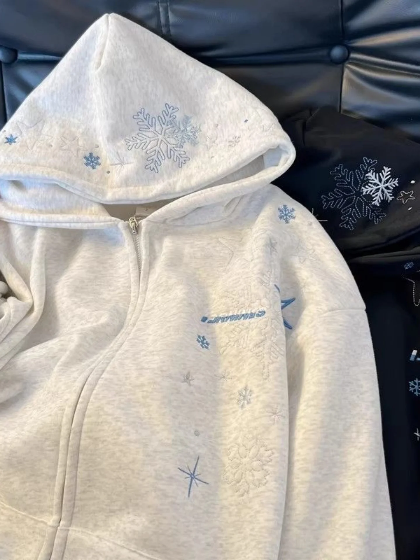 

Утепленная флисовая толстовка с капюшоном для женщин, новая зимняя модель, с вышивкой снежинок, оверсайз, повседневное пальто для пар