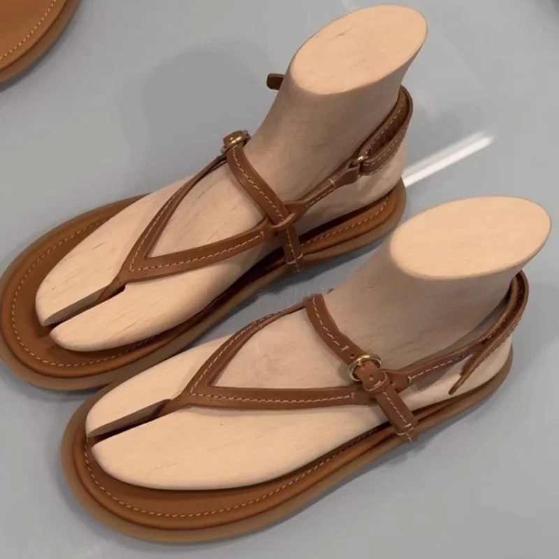 

2023 летние новые женские уличные шлепанцы с круглым носком, плоский каблук, тонкий ремешок, простые повседневные уличные женские тапочки в стиле ретро