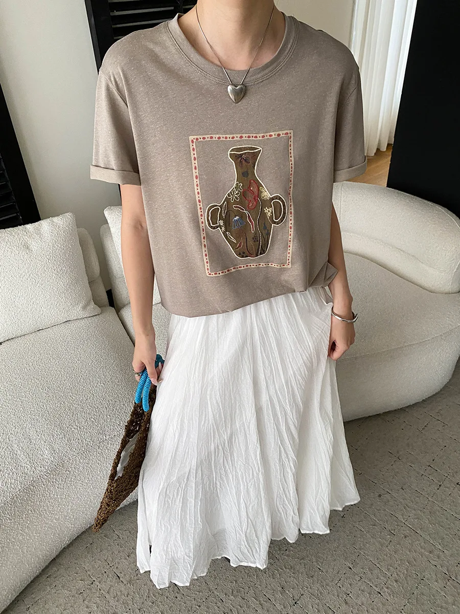 Sommerliches Damen-T-Shirt in einfarbigem Retro-Stil mit Vase-Stickerei, Rundhalsausschnitt, lockerer, schlank machender, vielseitiger Schnitt und kurzen Ärmeln. – Detail 7
