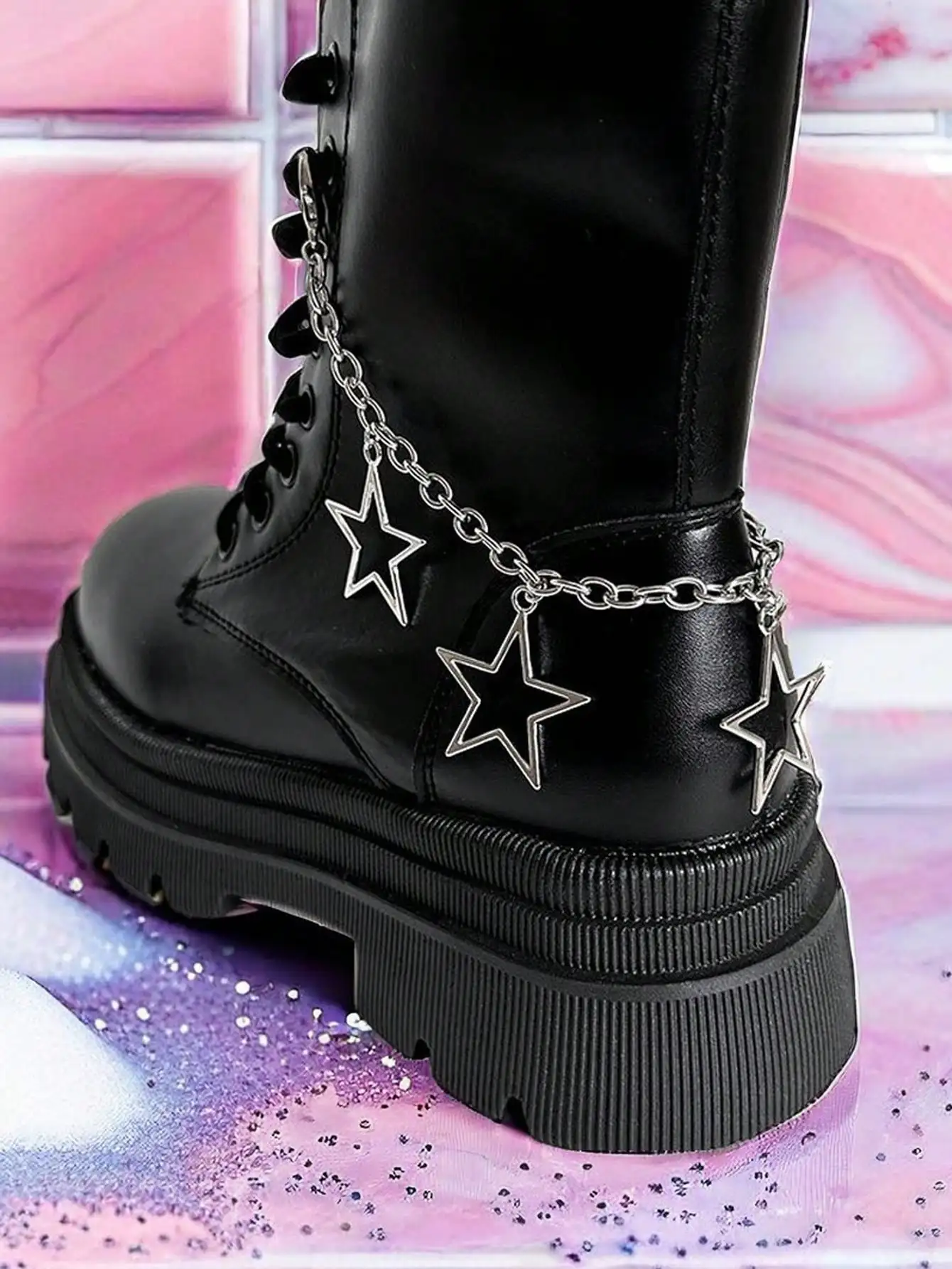 2 Pieces Hollow Star-Shaped Pendant Shoe Chain, Star-Shaped Boots and Shoe Accessories, Hollow Five-Pointed Star Exaggerated Pendant Titanium Steel Chain Shoe Chain Personalized Versatile Star Boots Shoe Accessories New Trendy Carnival Shoe Accessories