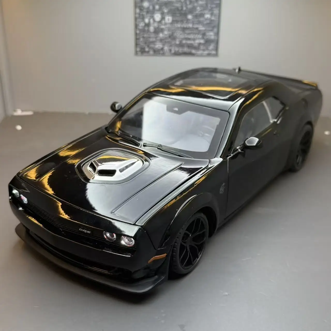 

1:18 SRT Hellcat Muscle Sports Car Alloy Diecast Metal Model Ornaments Sound Light Toy Children Birthday Toy Gift