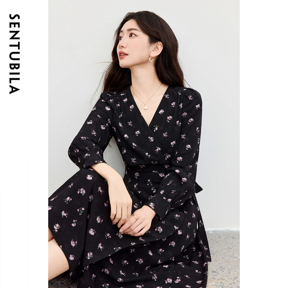 SENTUBILA noir robes à fleurs 2025 femme manches bouffantes robe mi-longue automne nouveau col en v élégant mince vacances vêtements longs 153LO3121