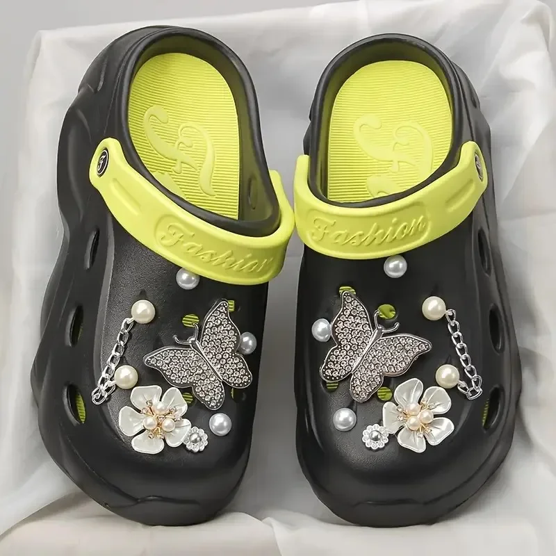 Silberne Schmetterlings-Plateau-Sandalen für Damen, Sommermode, Perlen-Blumendekor, Gartenschuhe, Damen, dicker Boden, EVA-Strand-Clogs 2025