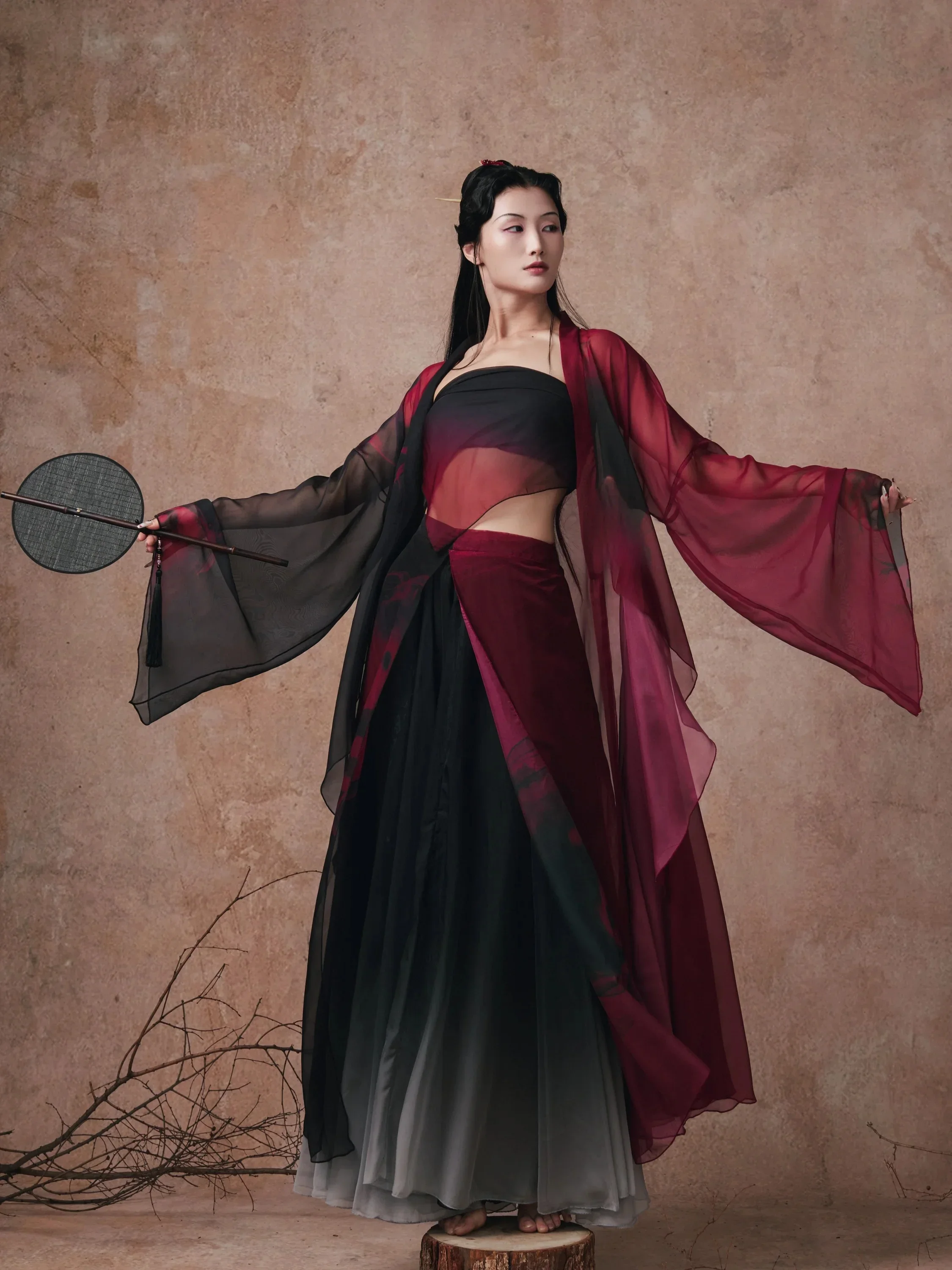 【太極拳】黒と赤のコントラストが美しいシルクシャツ。古代風のジャズダンス衣装。芸術試験、チームパフォーマンス、ステージ衣装に。