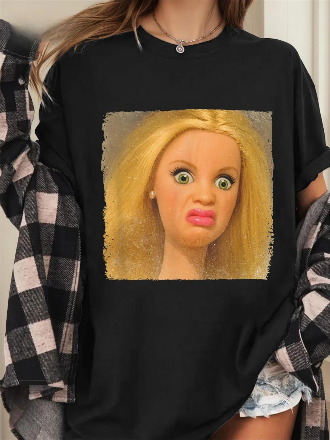 Camiseta con Estampado de Cara de Muñeca Aterradora para Hombre y Mujer, con Ojos y Boca Expresivos, Ideal para Amantes de los Memes y Fiestas de Cultura Pop
