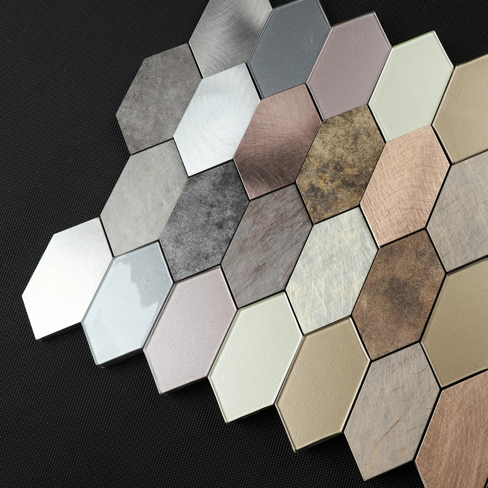 Texture métallique 3D associée à des autocollants muraux en verre, adaptés à une variété de styles, y compris les chambres et les murs décoratifs pour téléviseurs.