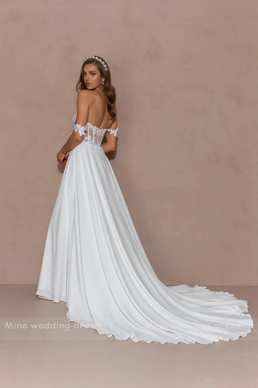 อารมณ์ที่กําหนดเองปิดไหล่ A-Line ลูกไม้ภาพลวงตาชุดเจ้าสาว Sweetheart คอ Backless High Slit ชุดแต่งงานสําหรับผู้หญิง