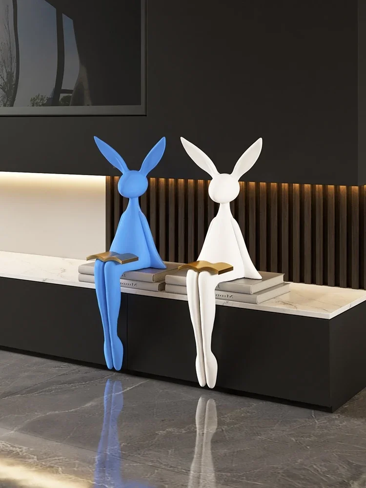 

The sitting posture of the white rabbit is a minimalist and creative decoration. The living room foyer displays TV cabinets