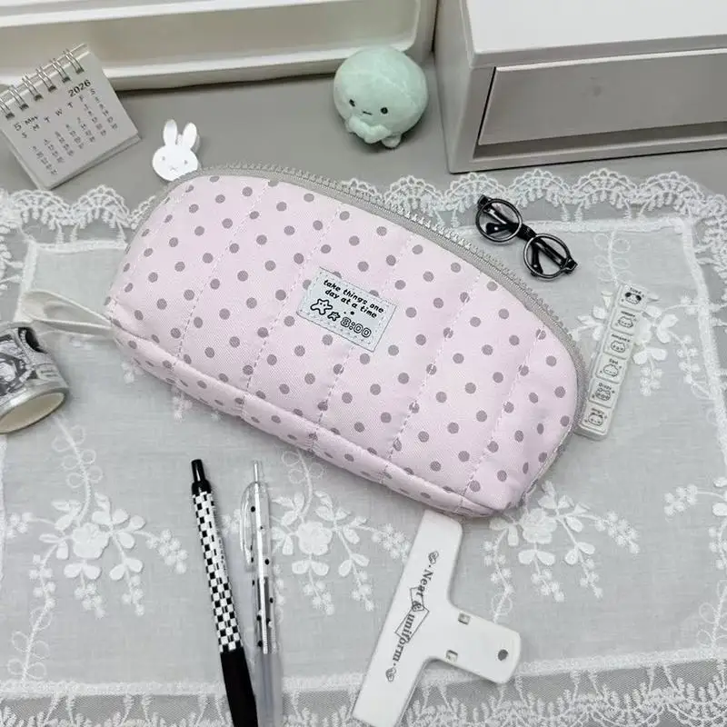 Niedliches Federmäppchen mit Polka-Dot-Muster, 3D-Plüschflügeln und großem Fassungsvermögen für Schülerinnen, zur täglichen Aufbewahrung von Schreibwaren, ideal für Teenager-Mädchen. – Detail 6