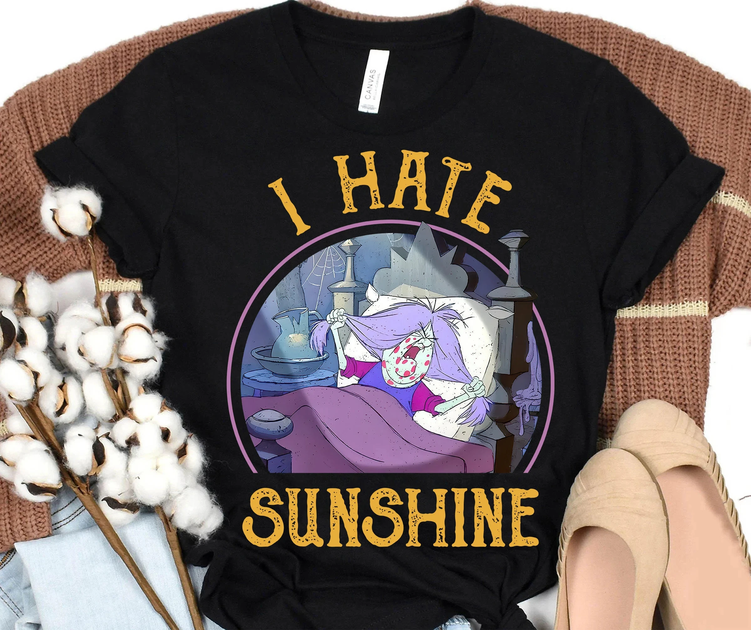 レトロディズニー「石の中の剣」マッド・マダム・ミム「I Hate Sunshine」シャツ、面白いディズニーヴィランズTシャツ、ファミリーシャツ