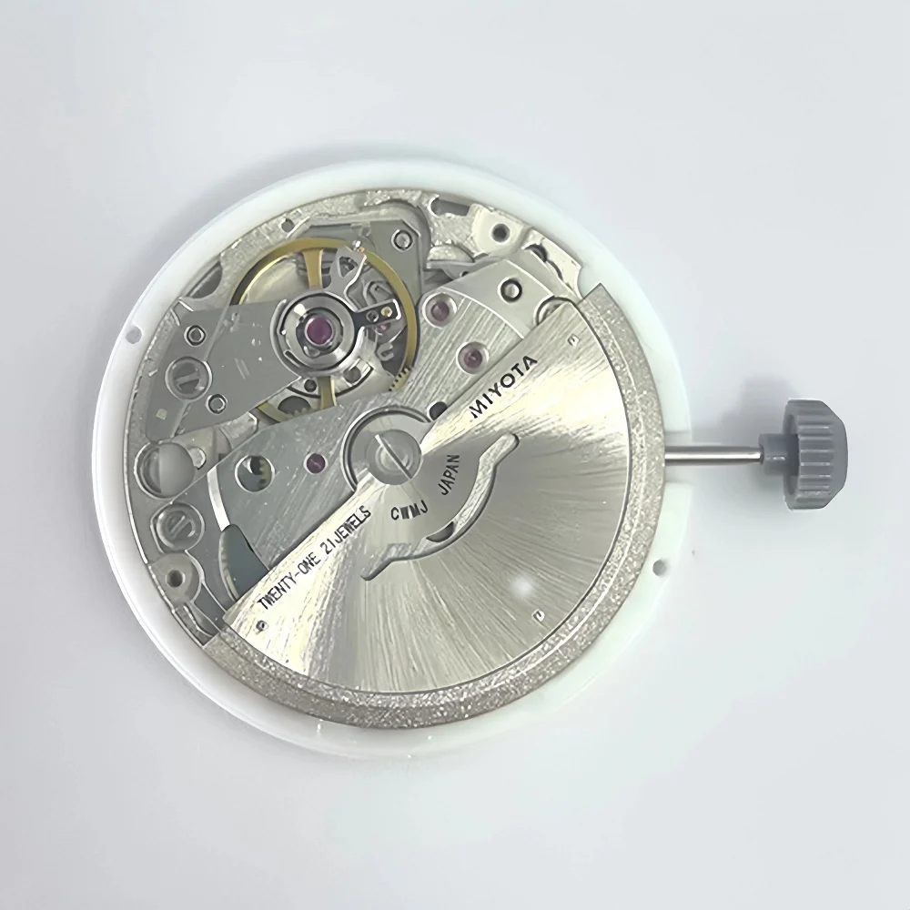 حركة ميكانيكية ميوتا 8285 ذاتية الملء، تتميز عرض التاريخ واليوم، 12:00/التاريخ عند الساعة 3:00، 21 جوهرة