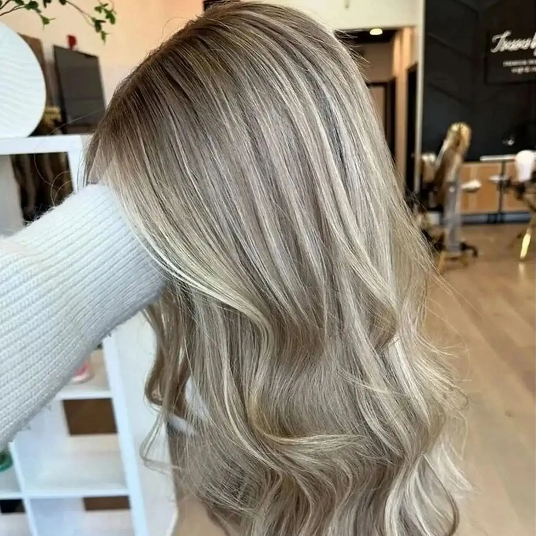 

Balayage Длинные бесклеевые парики с эффектом омбре Синтетические волосы Удобные объемные волны Выделите 13*4 Кружевные фронтальные парики Распродажа