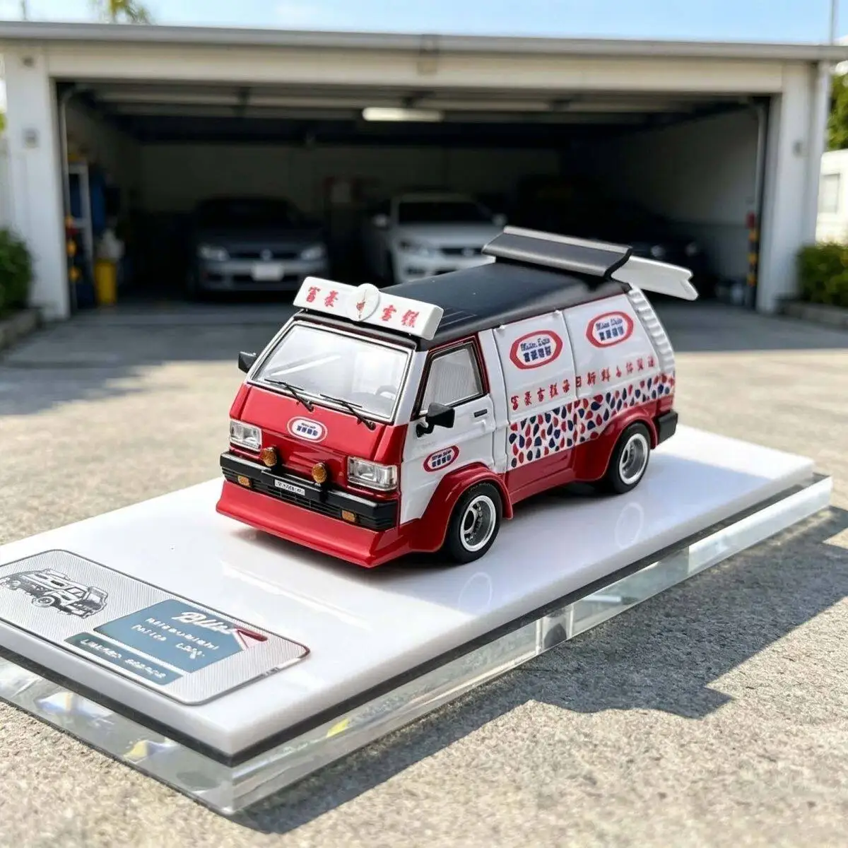 Modèle de voiture en alliage Diecast Bliss à l'échelle 1:64 Mitsubishi L300 HEC